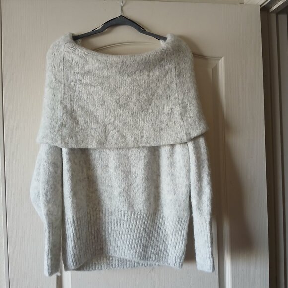 Women's oversize sweater. - Picture 2 of 4